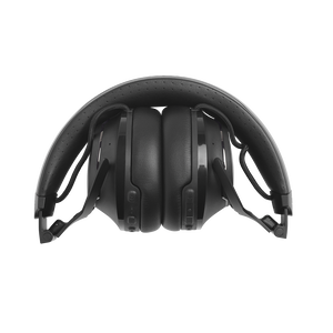 JBL Club 700BT - Black - Wireless on-ear headphones - Detailshot 3